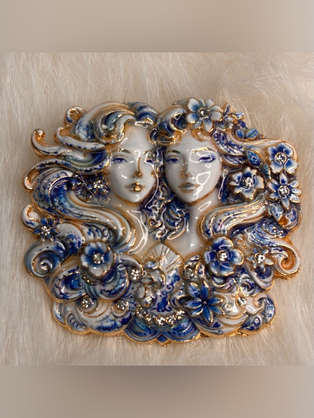 💙 Blue & White Twin Faces Floral Statement Brooch